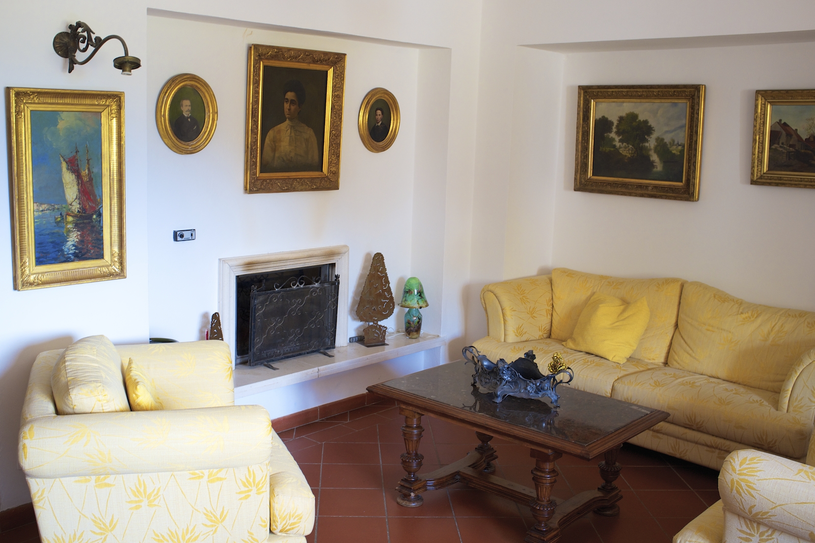 Indoor - Tenuta la Santissima, yellow living area